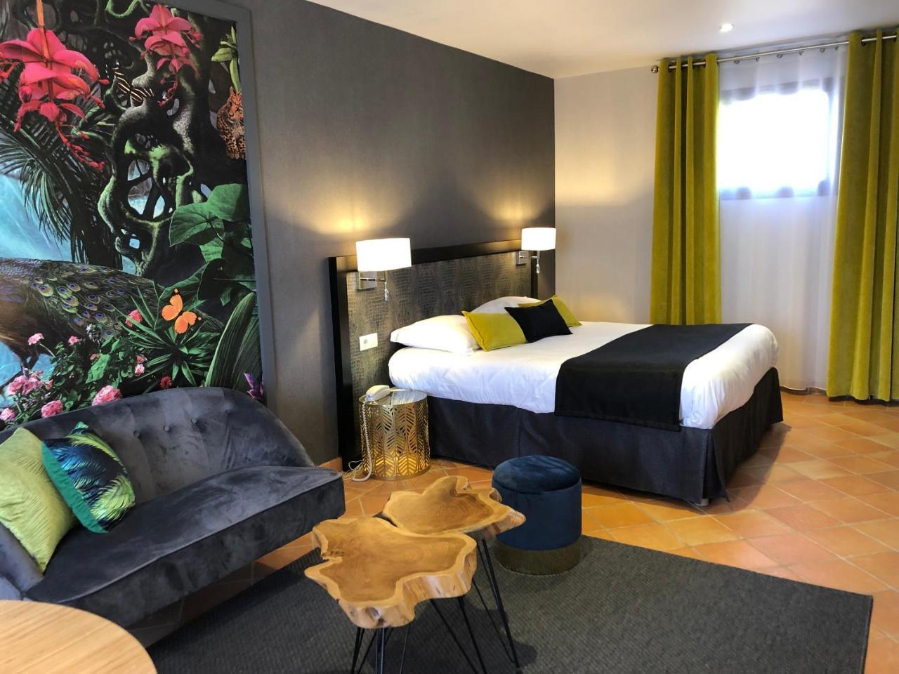 Hotel Les Suites - Domaine De Crecy Екстериор снимка