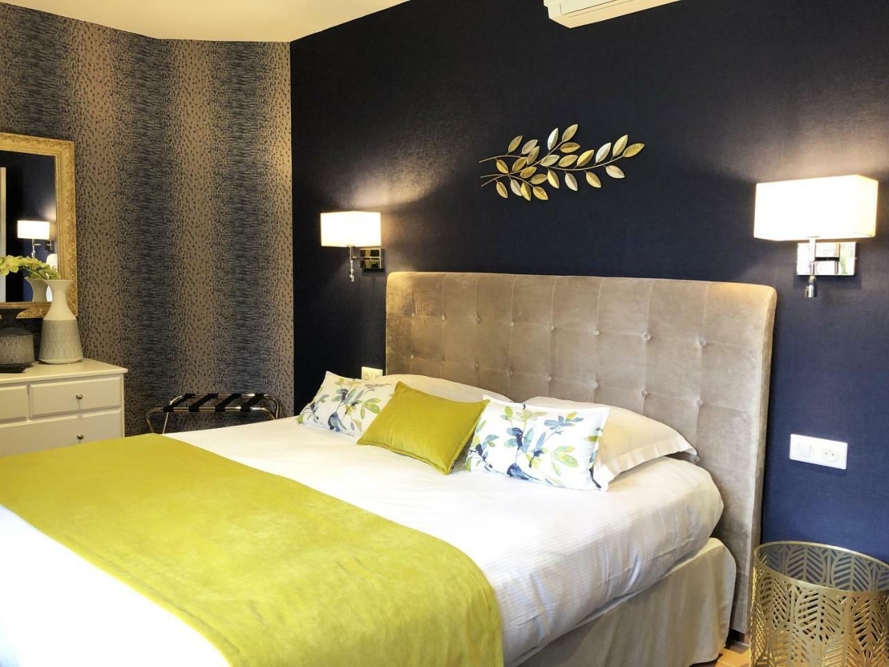 Hotel Les Suites - Domaine De Crecy Екстериор снимка
