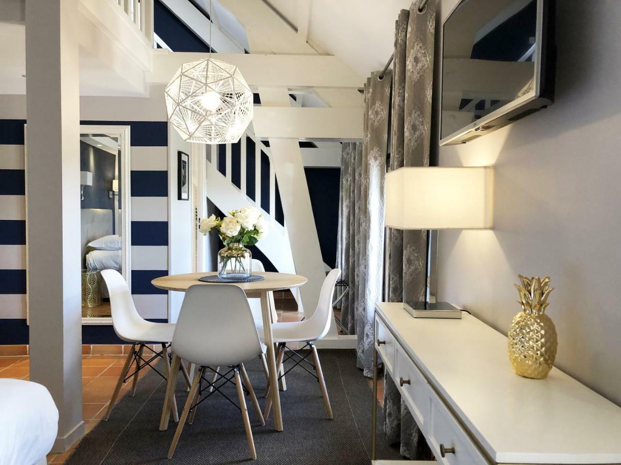 Hotel Les Suites - Domaine De Crecy Екстериор снимка